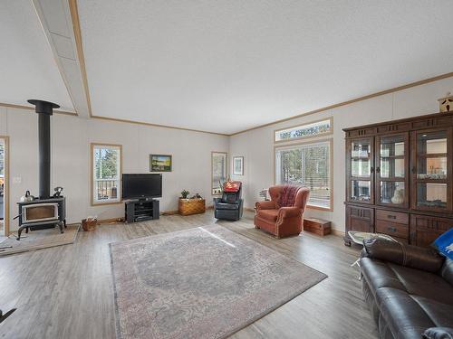 2454 Aberdeen Road, Merritt, BC - Indoor Photo Showing Living Room