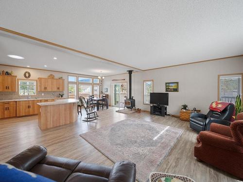 2454 Aberdeen Road, Merritt, BC - Indoor Photo Showing Living Room