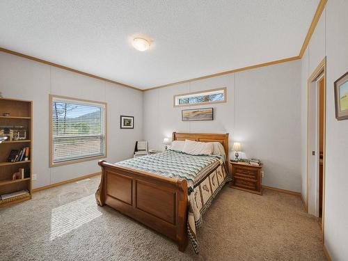 2454 Aberdeen Road, Merritt, BC - Indoor Photo Showing Bedroom