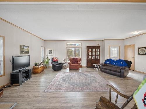 2454 Aberdeen Road, Merritt, BC - Indoor Photo Showing Living Room