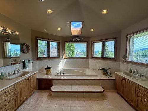 2037 Mount Forest Boulevard, Thunder Bay, ON - Indoor Photo Showing Bathroom