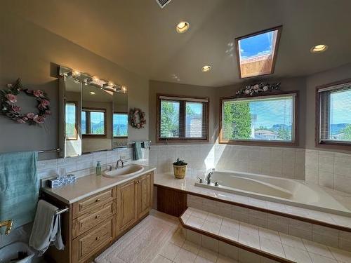 2037 Mount Forest Boulevard, Thunder Bay, ON - Indoor Photo Showing Bathroom