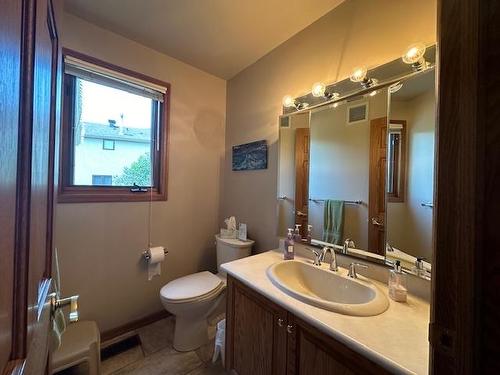 2037 Mount Forest Boulevard, Thunder Bay, ON - Indoor Photo Showing Bathroom