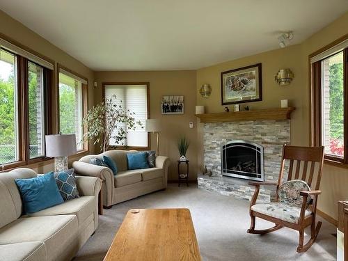 2037 Mount Forest Boulevard, Thunder Bay, ON - Indoor Photo Showing Living Room With Fireplace