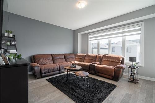 82 Sundin Drive, Caledonia, ON - Indoor Photo Showing Living Room