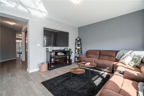 82 Sundin Drive, Caledonia, ON - Indoor Photo Showing Living Room