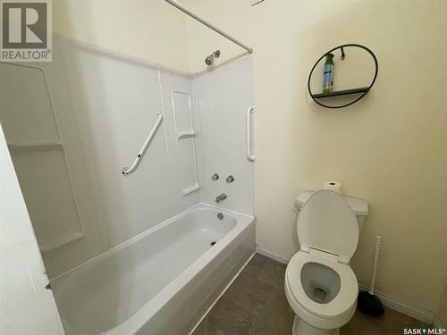 940 Athabasca Street E, Moose Jaw, SK - Indoor Photo Showing Bathroom