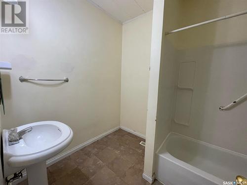 940 Athabasca Street E, Moose Jaw, SK - Indoor Photo Showing Bathroom