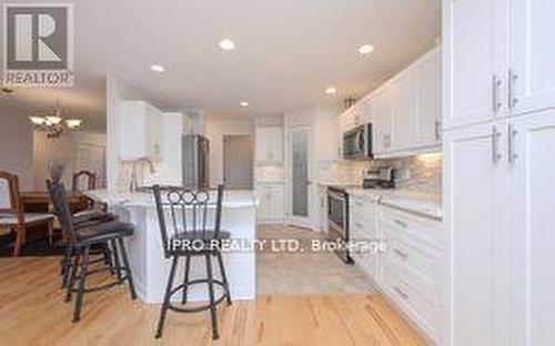 937 Greenwood Crescent, Shelburne, ON - Indoor Photo Showing Kitchen With Upgraded Kitchen