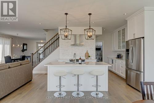 1318 Red Pine, London, ON - Indoor Photo Showing Kitchen With Upgraded Kitchen