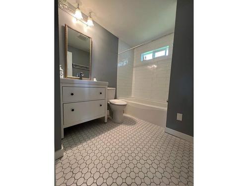 7392 James Street, Mission, BC - Indoor Photo Showing Bathroom