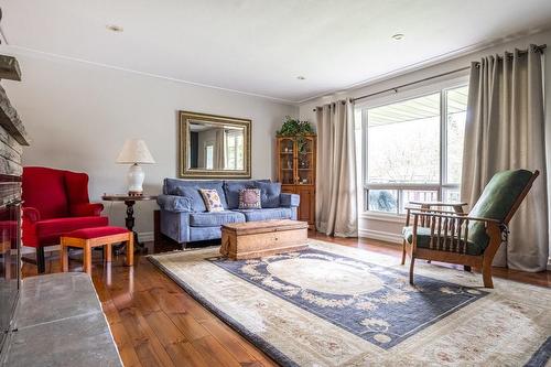 646 Harvest Road, Hamilton, ON - Indoor Photo Showing Living Room