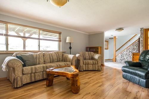 646 Harvest Road, Hamilton, ON - Indoor Photo Showing Living Room