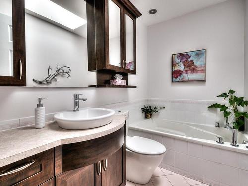 Salle de bains - 4050 Av. Maupassant, Brossard, QC - Indoor Photo Showing Bathroom