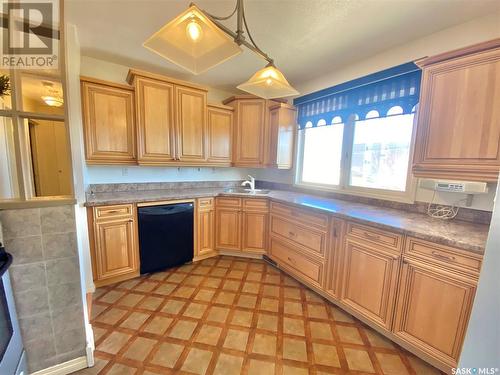 311 Central Avenue S, Swift Current, SK - Indoor Photo Showing Kitchen