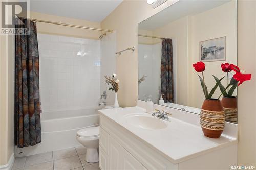 621 Brookhurst Court, Saskatoon, SK - Indoor Photo Showing Bathroom