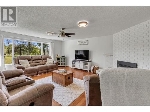 6020 Buckhorn Lake Road, Prince George, BC - Indoor Photo Showing Living Room