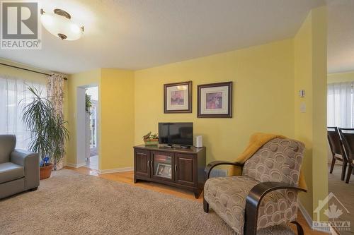 510 Woodchase Street, Ottawa, ON - Indoor Photo Showing Living Room