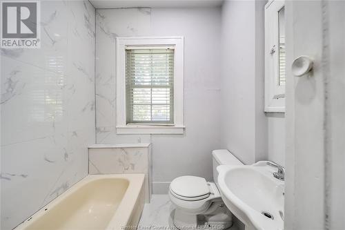 122 Mcewan Street, Windsor, ON - Indoor Photo Showing Bathroom