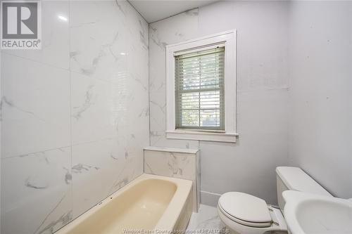 122 Mcewan Street, Windsor, ON - Indoor Photo Showing Bathroom