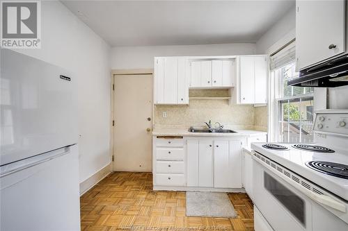 122 Mcewan Street, Windsor, ON - Indoor Photo Showing Kitchen With Double Sink