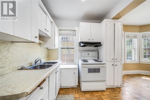 122 Mcewan Street, Windsor, ON - Indoor Photo Showing Kitchen With Double Sink