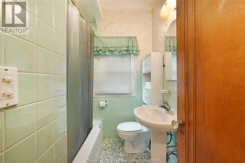 1227 Hall Avenue, Windsor, ON - Indoor Photo Showing Bathroom