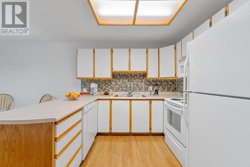 644-646 Patterson Avenue, Kelowna, BC - Indoor Photo Showing Kitchen With Double Sink