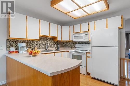 644-646 Patterson Avenue, Kelowna, BC - Indoor Photo Showing Kitchen With Double Sink