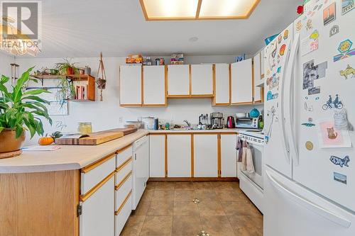 644-646 Patterson Avenue, Kelowna, BC - Indoor Photo Showing Kitchen With Double Sink