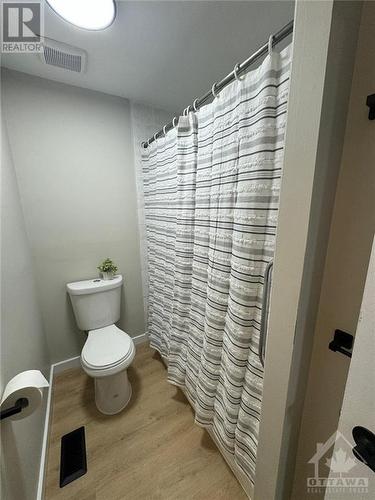 16 Larkshire Lane Unit#D, Ottawa, ON - Indoor Photo Showing Bathroom