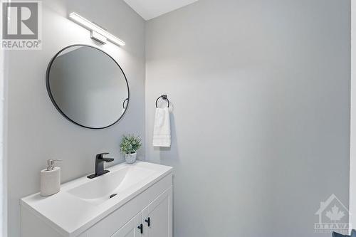 16 Larkshire Lane Unit#D, Ottawa, ON - Indoor Photo Showing Bathroom