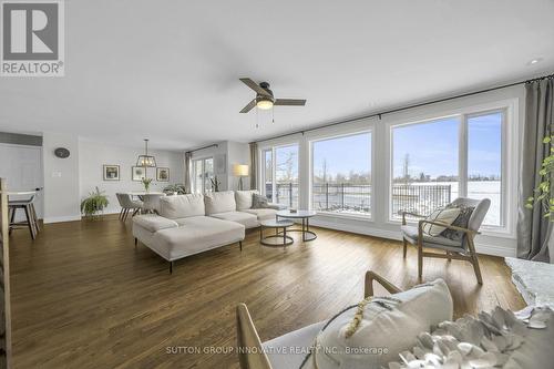 8360 English Church Road, Hamilton, ON - Indoor Photo Showing Living Room