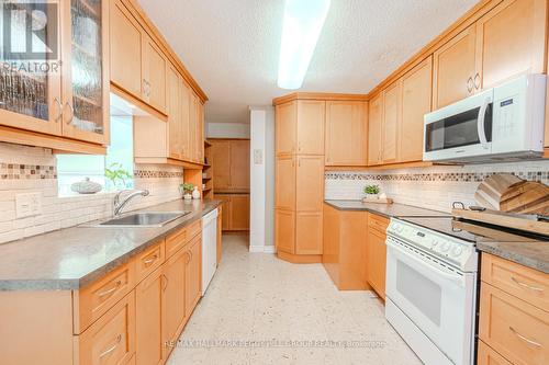 131 Rodney Street, Barrie, ON - Indoor Photo Showing Kitchen