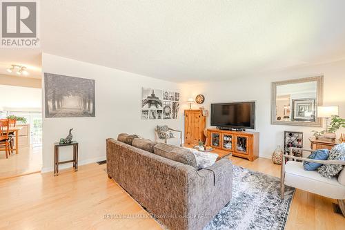 131 Rodney Street, Barrie, ON - Indoor Photo Showing Living Room