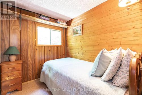 18 Park Road, Tiny, ON - Indoor Photo Showing Bedroom