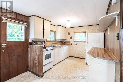 18 Park Road, Tiny, ON - Indoor Photo Showing Kitchen With Double Sink