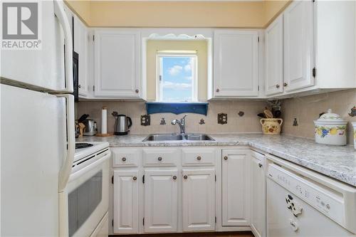 921 Front Mountain Road, Moncton, NB - Indoor Photo Showing Kitchen With Double Sink