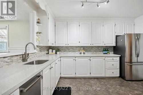 561 Mary Street N, Oshawa, ON - Indoor Photo Showing Kitchen With Upgraded Kitchen