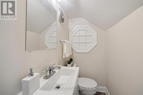 561 Mary Street N, Oshawa, ON - Indoor Photo Showing Bathroom