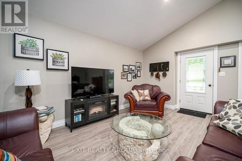 587 Marlbank Road, Tweed, ON - Indoor Photo Showing Living Room