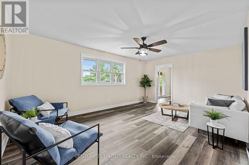 300 St. Mary'S Road, Kawartha Lakes, ON - Indoor Photo Showing Living Room