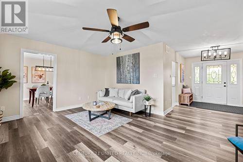 300 St. Mary'S Road, Kawartha Lakes, ON - Indoor Photo Showing Living Room