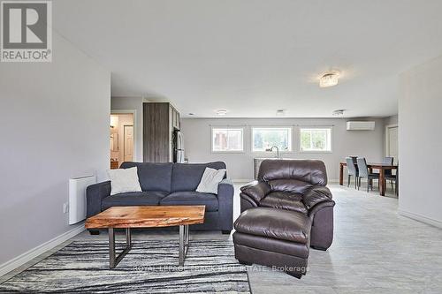189 Halbiem Crescent, Dysart Et Al, ON - Indoor Photo Showing Living Room