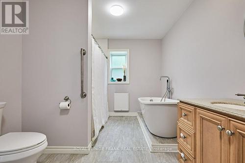 189 Halbiem Crescent, Dysart Et Al, ON - Indoor Photo Showing Bathroom