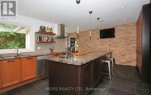 8 Teakwood Grove, Toronto, ON - Indoor Photo Showing Kitchen With Upgraded Kitchen