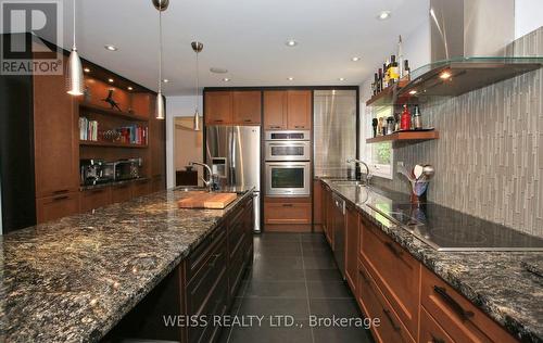 8 Teakwood Grove, Toronto, ON - Indoor Photo Showing Kitchen With Upgraded Kitchen