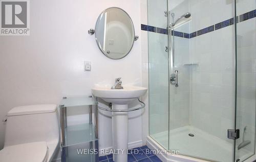 8 Teakwood Grove, Toronto, ON - Indoor Photo Showing Bathroom