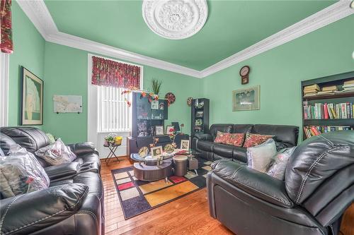 394 4Th Line, Caledonia, ON - Indoor Photo Showing Living Room