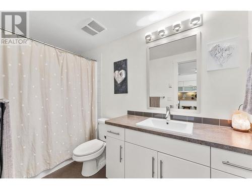 700 Martin Avenue Unit# 307, Kelowna, BC - Indoor Photo Showing Bathroom